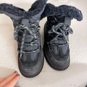 Boys snow bootss size 12